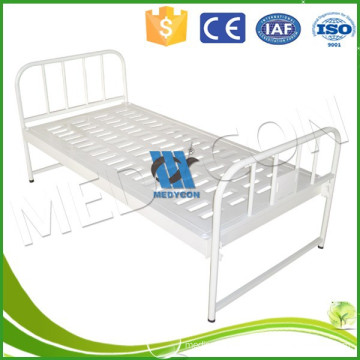Больничная кровать, панель для больниц Ручная плоская кровать с IV полюсом для продажи